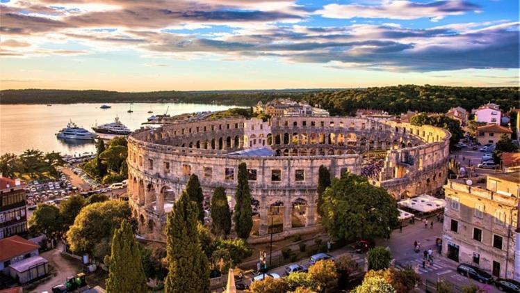 Central Apartments Pula Buitenkant foto
