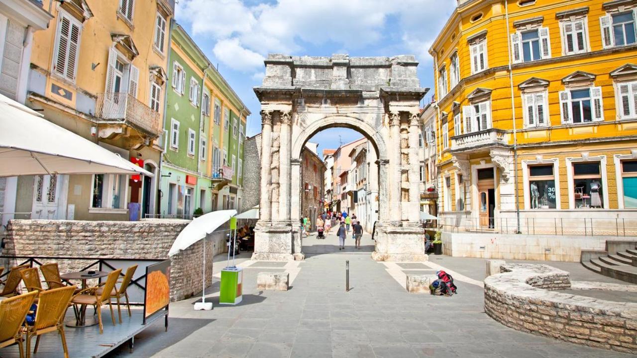 Central Apartments Pula Buitenkant foto